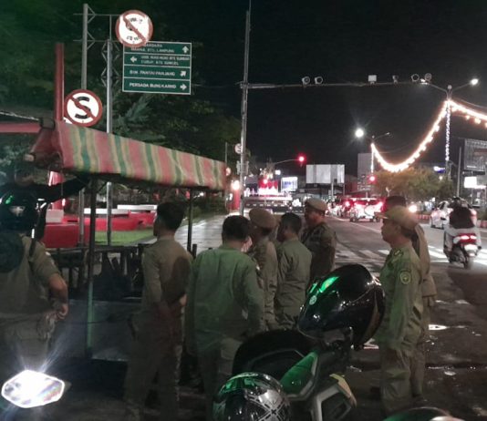 PKL DI DAERAH MILIK JALAN SOEPRAPTO PINDAHKAN DAGANGAN USAI DITERTIBKAN SATPOL PP KOTA BENGKULU